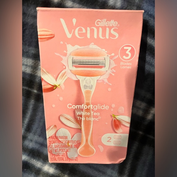 Deodorant, Shampoo, Conditioner and Razor - Picture 5 of 5